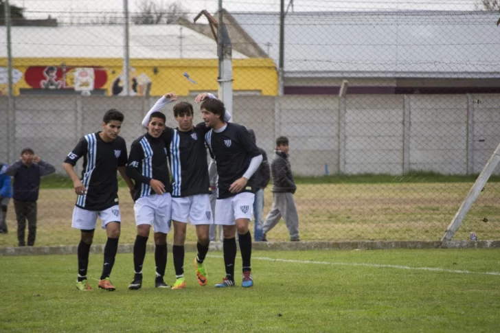 Rivadavia goleó a Gimnasia por 4 a 0 y vuelve al top 3