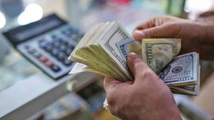El dólar blue opera en alza y vuelve a niveles récord