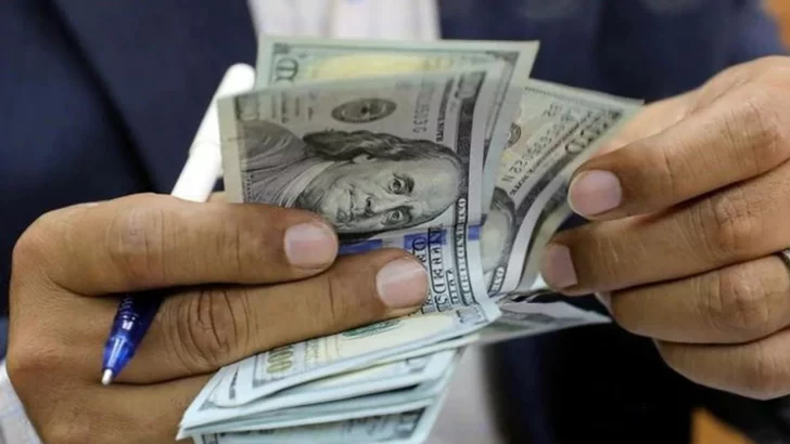 El dólar “blue” volvió a subir y se negocia a 224 pesos