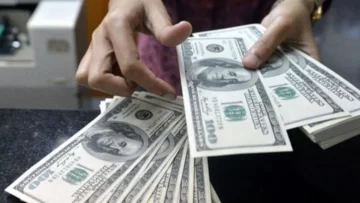 Con mucha volatilidad, el dólar blue terminó en $337 tras tocar los $350