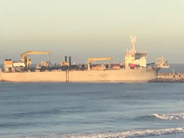 Llegó la draga Kaishuu a Puerto Quequén