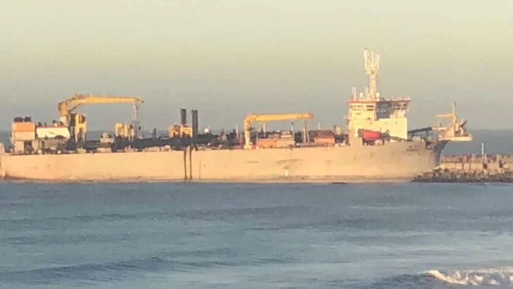 Llegó la draga Kaishuu a Puerto Quequén