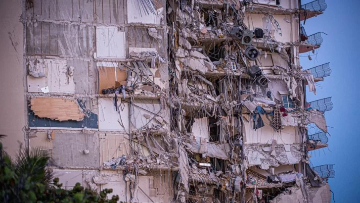 Video: el momento en el que se desploma el edificio en Miami