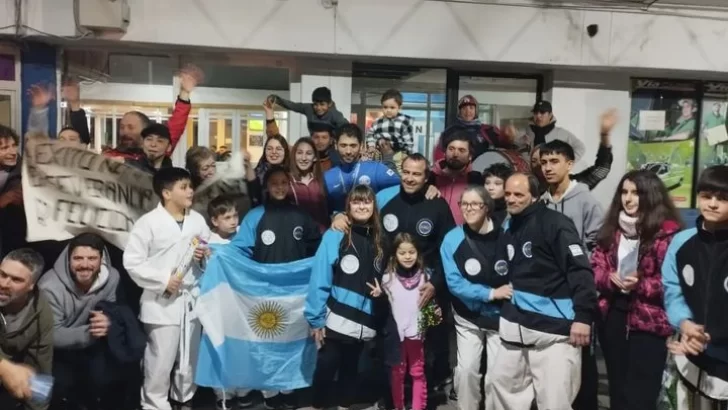 Cálida recepción a Emiliano Dupor, doble medallista en los juegos mundiales de taekwondo