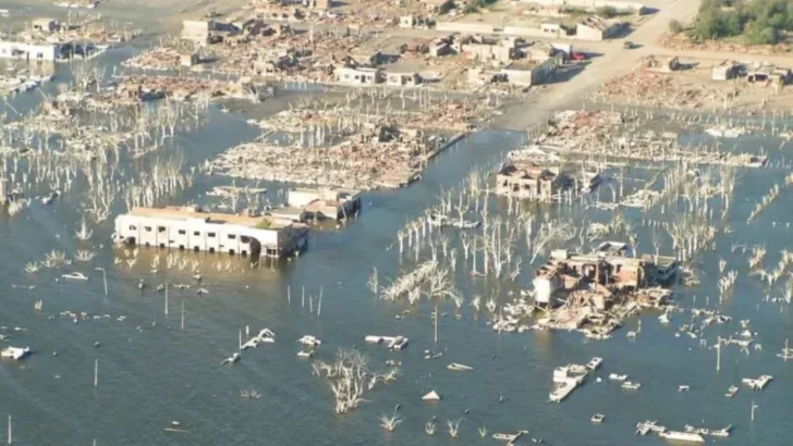 El pueblo “fantasma” que quedó sumergido bajo el agua y es objeto de culto de los fotógrafos