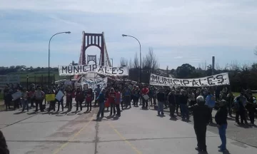 Municipales cortaron uno de los accesos al Puente Colgante