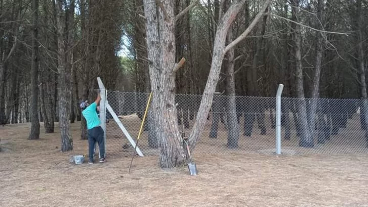 El Club Villa del Parque instala un alambrado para evitar robos. Críticas en redes sociales
