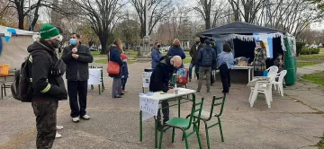 Carpa frente al municipio reclamando la presencialidad en las escuelas