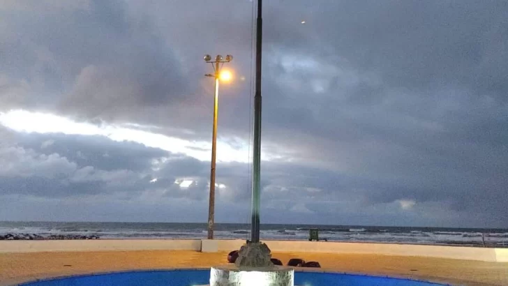 Fuente arreglada, la bandera argentina y el mar