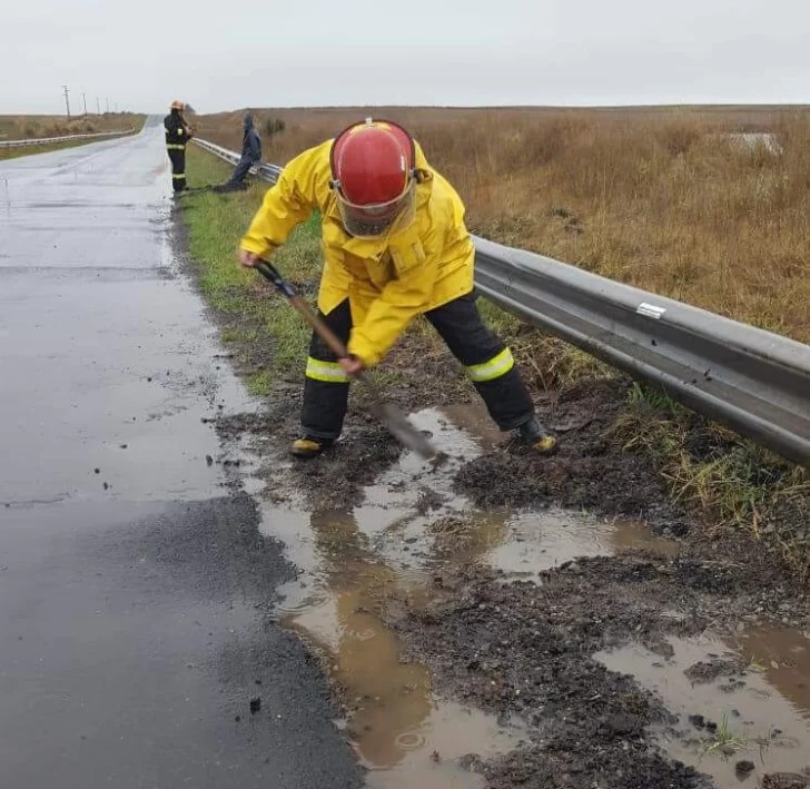 Bomberos de La Dulce realizan un drenaje en el alteo de la ruta 86