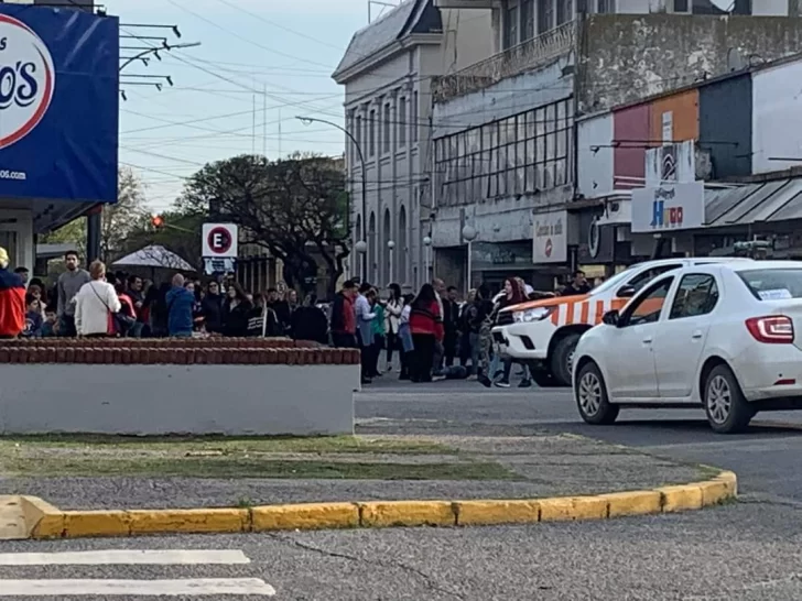 Le dieron una paliza en el centro y quedó tirado en la calle