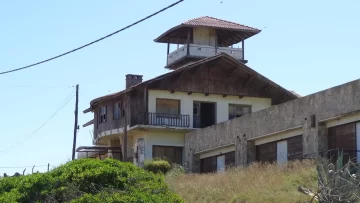 Abandonada y a la venta: así está hoy la Hostería de Costa Bonita