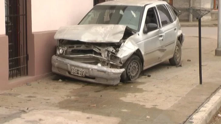 Espectacular choque: un vehículo terminó contra la pared de una casa