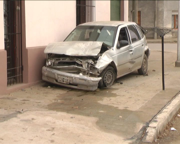 Espectacular choque: un vehículo terminó contra la pared de una casa