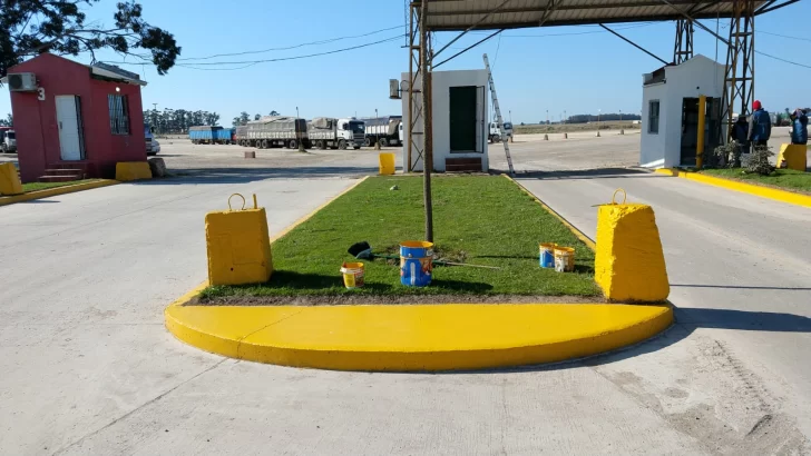 Realizan mejoras en la playa municipal de estacionamiento de camiones