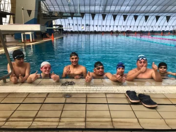 Podio de nadadores necochenses en el primer torneo argentino para síndrome de down