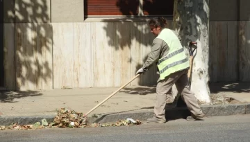 Se efectúan tareas de barrido y limpieza en la ciudad