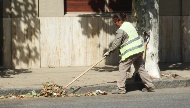 Se efectúan tareas de barrido y limpieza en la ciudad