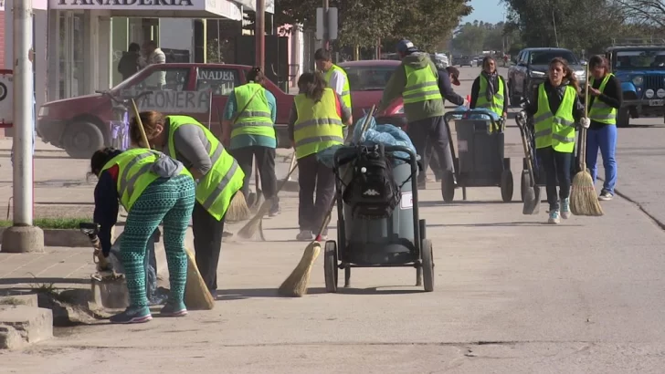 Personal Municipal realiza barrido, hormigonado y pintura de cordones