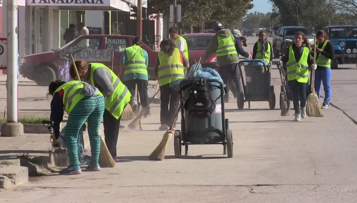 Personal Municipal realiza barrido, hormigonado y pintura de cordones