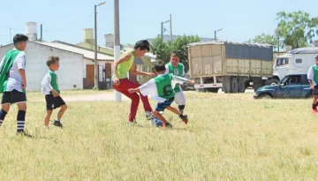 Realizan control médico gratuito a chicos del Fútbol Infantil