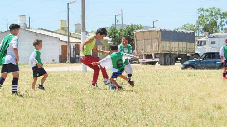 Realizan control médico gratuito a chicos del Fútbol Infantil