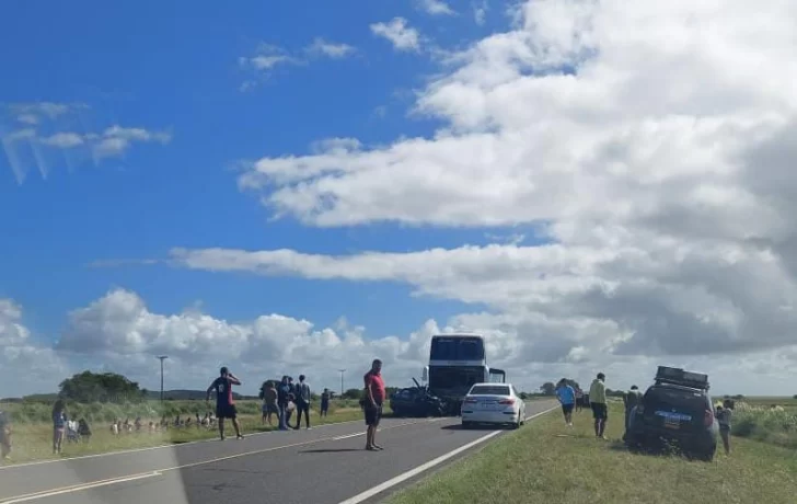 Chocó contra un auto un micro de Plusmar que venía hacia la costa: hay dos muertos