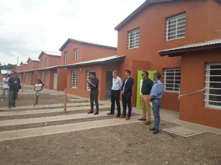 Entrega de viviendas en un nuevo barrio