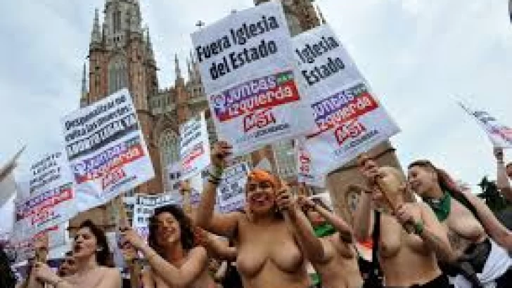 Mujeres realizaron un “tetazo” frente a la Catedral de La Plata