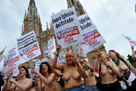 Mujeres realizaron un “tetazo” frente a la Catedral de La Plata