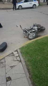 Chocaron un auto y una moto en 74 y 63