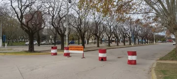 Calles cortadas al tránsito por el bacheo de la avenida 59