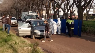 Encuentran a mujer muerta con tres disparos arriba de un vehículo