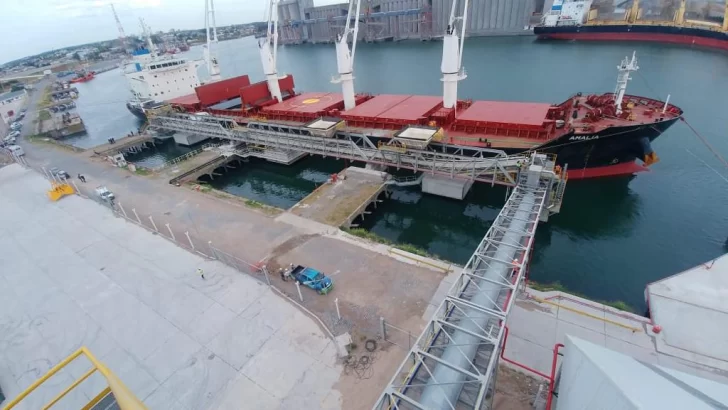 Se realizó el primer embarque en la nueva terminal de fertilizantes de Puerto Quequén