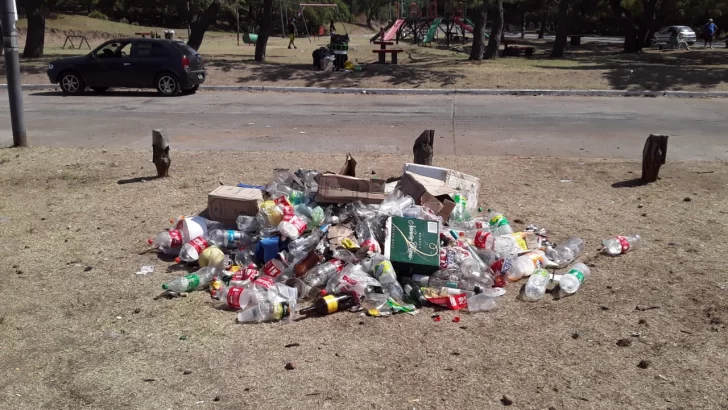 Debieron limpiar el parque después de los festejos de año nuevo