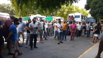 Sin respuesta del gobierno, los transportistas se manifiestan frente al municipio