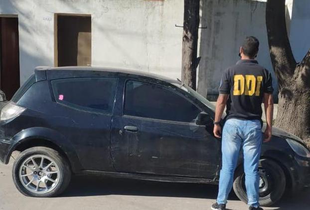 Guardó un auto robado y le cambió las patentes