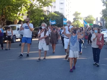 En Necochea también se manifestaron los vecinos contra las “vacunas VIP”