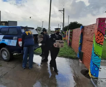 La Policía Federal donó ropa y alimentos al anexo 801