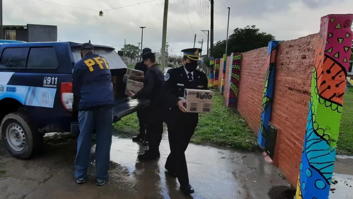 La Policía Federal donó ropa y alimentos al anexo 801