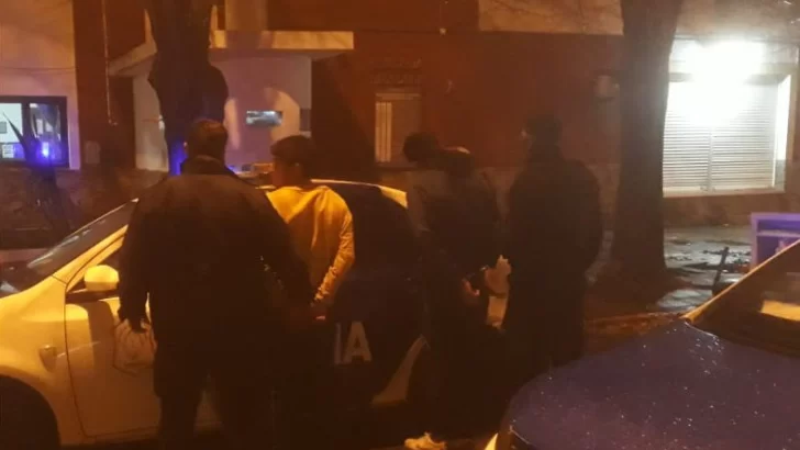 Más de 10 personas peleando en la calle durante la madrugada. Hay detenidos y policías heridos