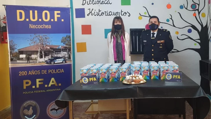 Efectivos de la Policía Federal donaron golosinas y tortas por el Día de la Niñez