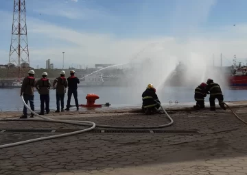 Simulacro de incendio y hombre al agua en Puerto Quequén