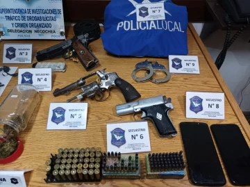 Operativo en Los Naranjos: secuestran drogas, armas, esposas y una campera de policía