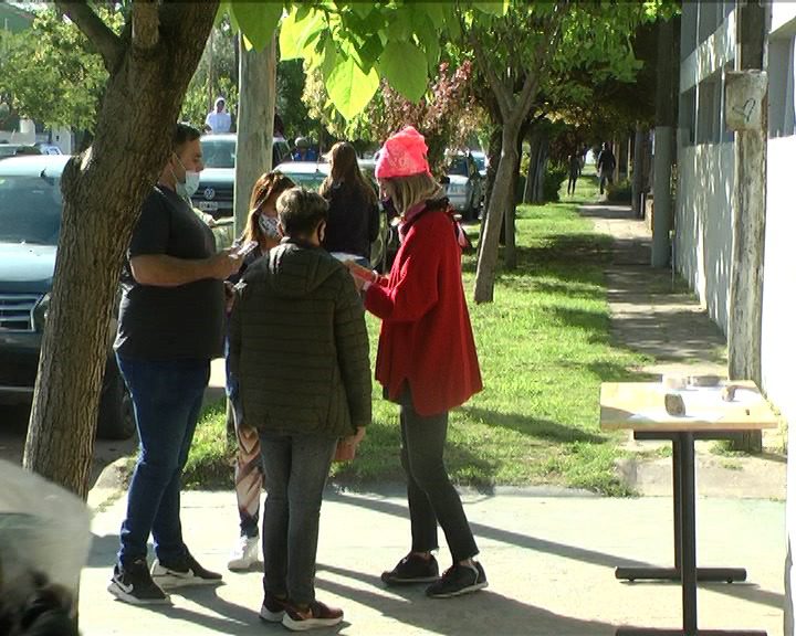 Más de cien autos participaron de la búsqueda del tesoro que organizó en Colegio Ikastola