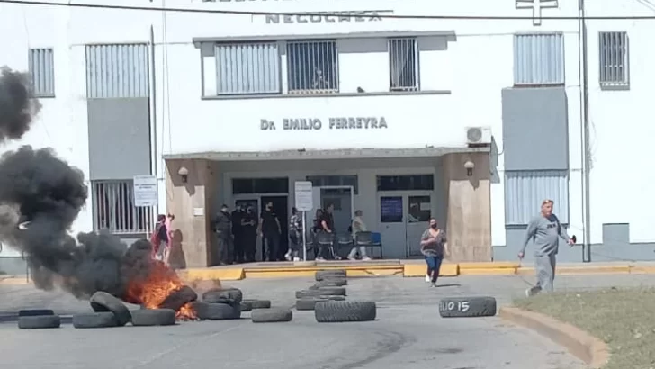 Familiares de una persona internada vuelven a quemar gomas afuera del hospital