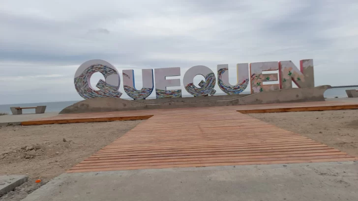 Colocaron el deck en las letras de Quequén y avanzan los trabajos en la Avenida 2
