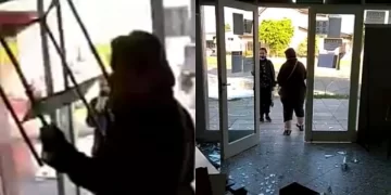 Video: Una mujer destrozó una oficina pública por que no atendían su trámite