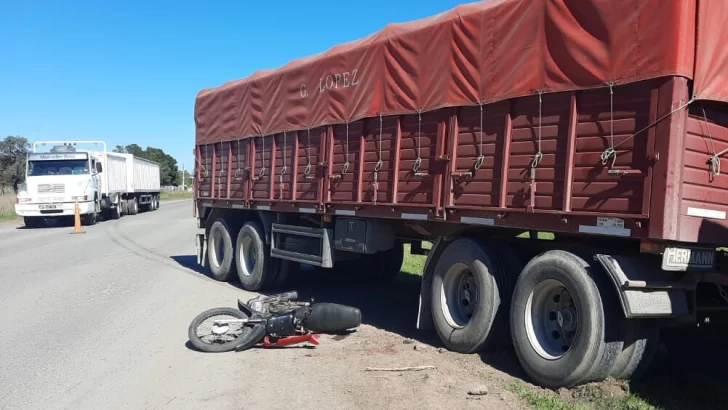 Un motociclista fue atropellado por un camión en la Almirante Brown