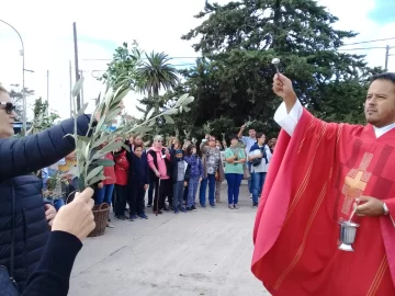 La comunidad católica celebra la bendición de Ramos